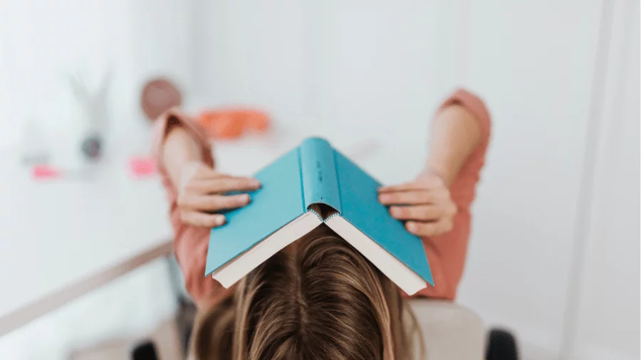 Kind hat Buch über Kopf