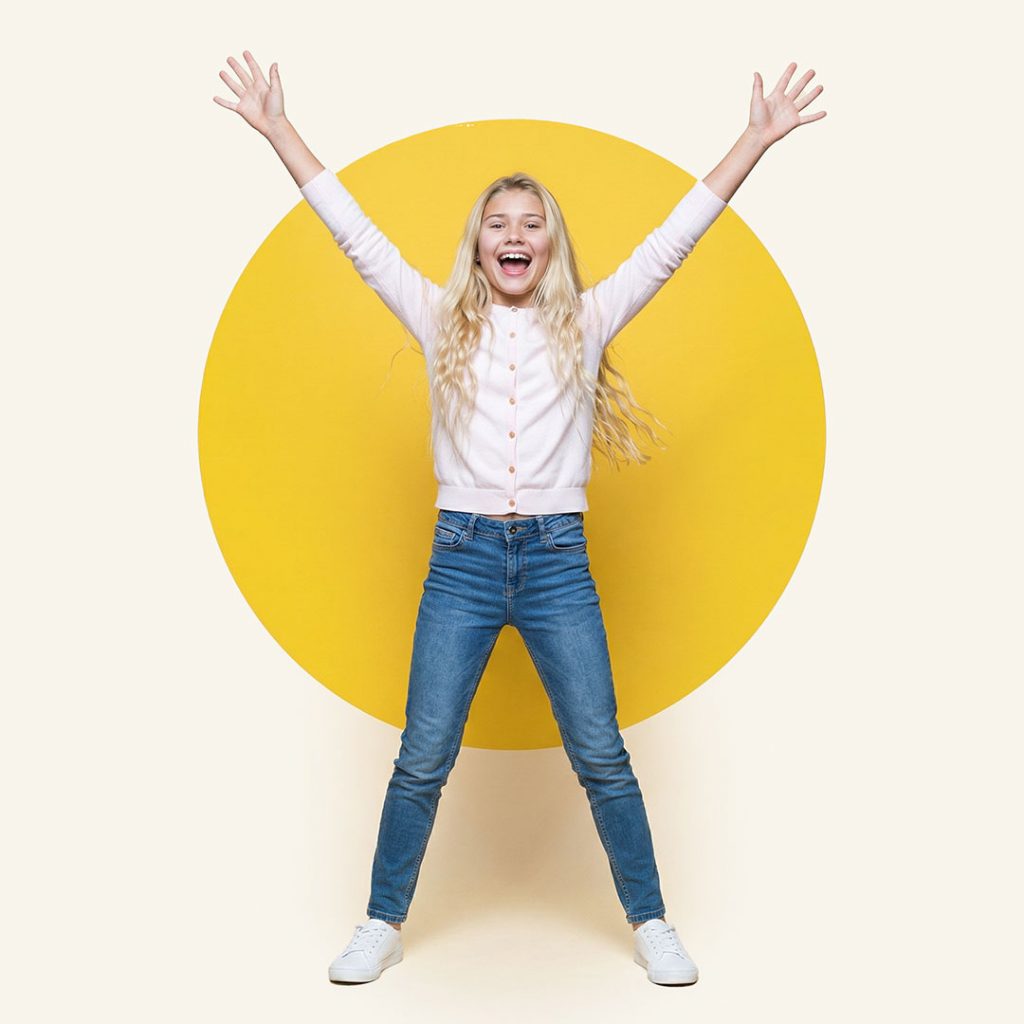 Maedchen_stehend-Freude