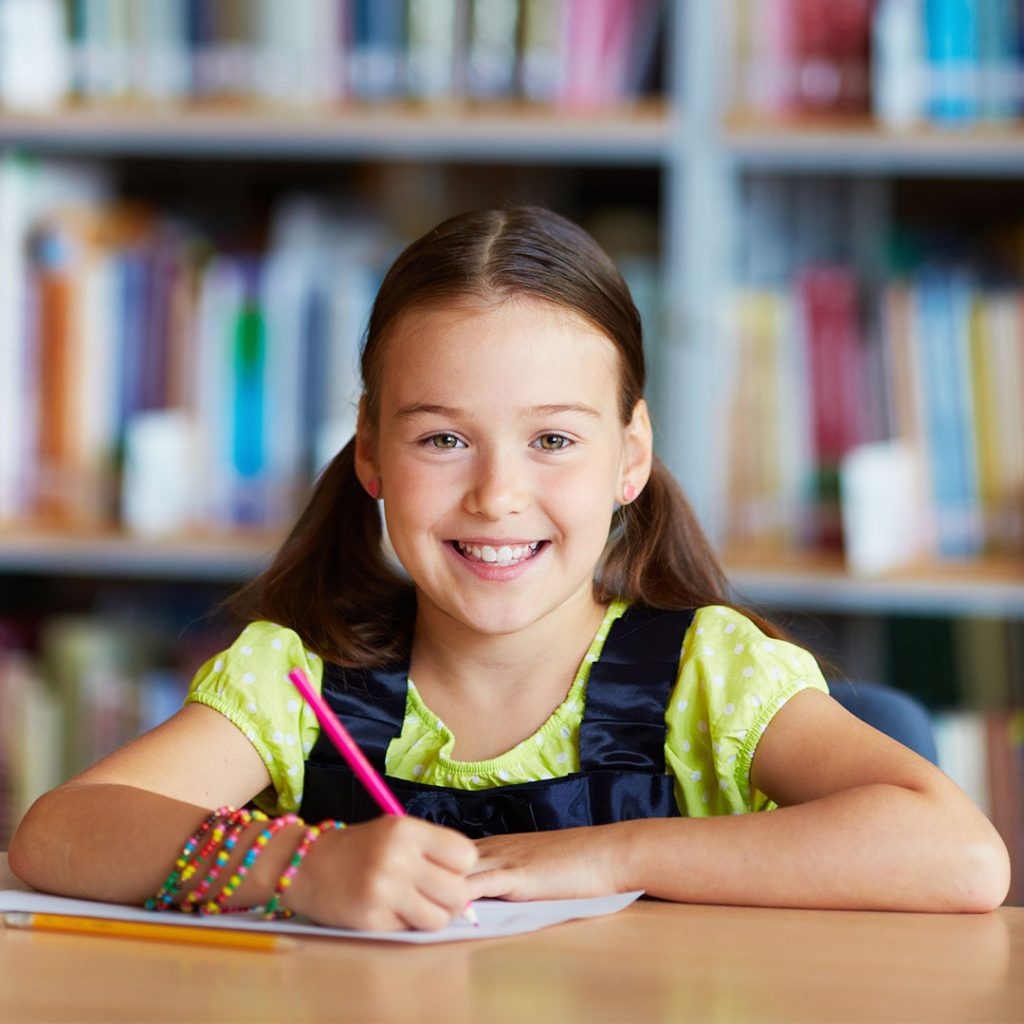 Portrait eines lächelnden Mädchens